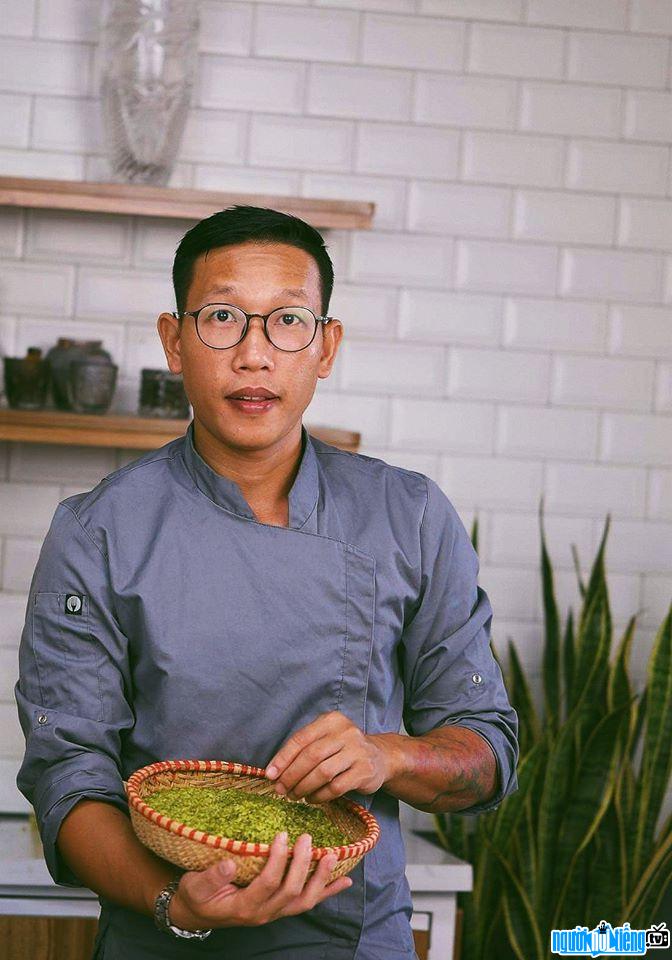 Image of Chef Manh Hung preparing food