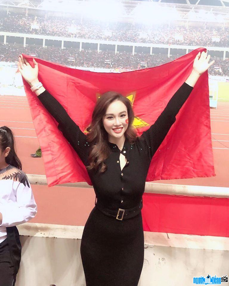  beautiful Ngoc Mai when cheering for her home team