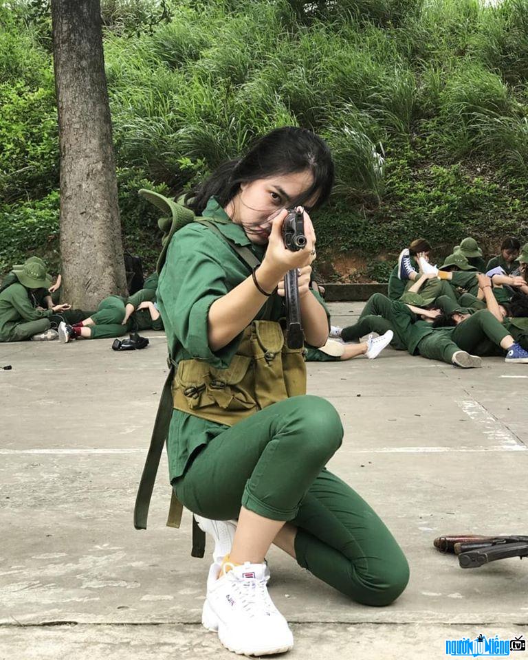 Thanh Tuyền xinh đẹp trong bộ đồ tập quân sự