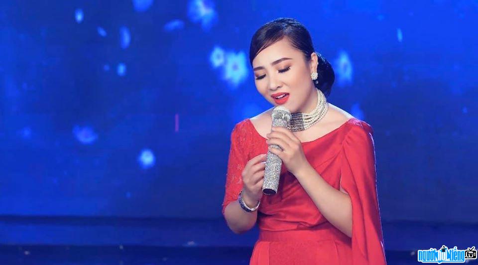  Singer Yen Ha burns out on stage