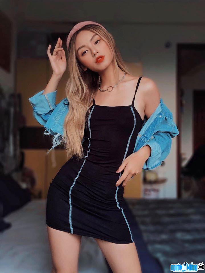  attractive and beautiful Mai Hang with an ant waist