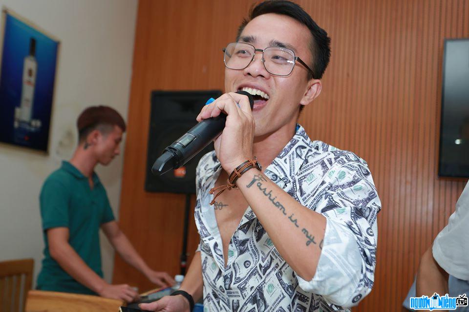  designer Thanh Man is cheerful when singing