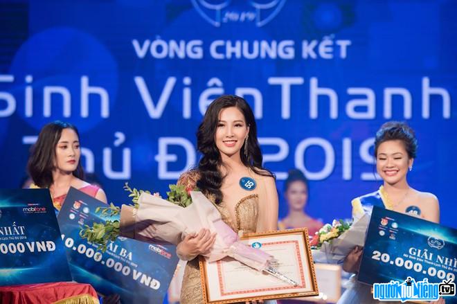 Hình ảnh Nam Phương vinh dự đoạt giải Hoa khôi