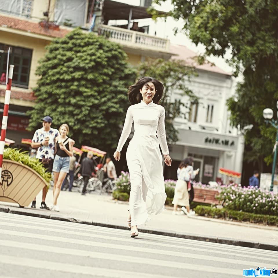 Hình ảnh diễn viên Khuất Quỳnh Hoa chụp ảnh cùng áo dài trắng
