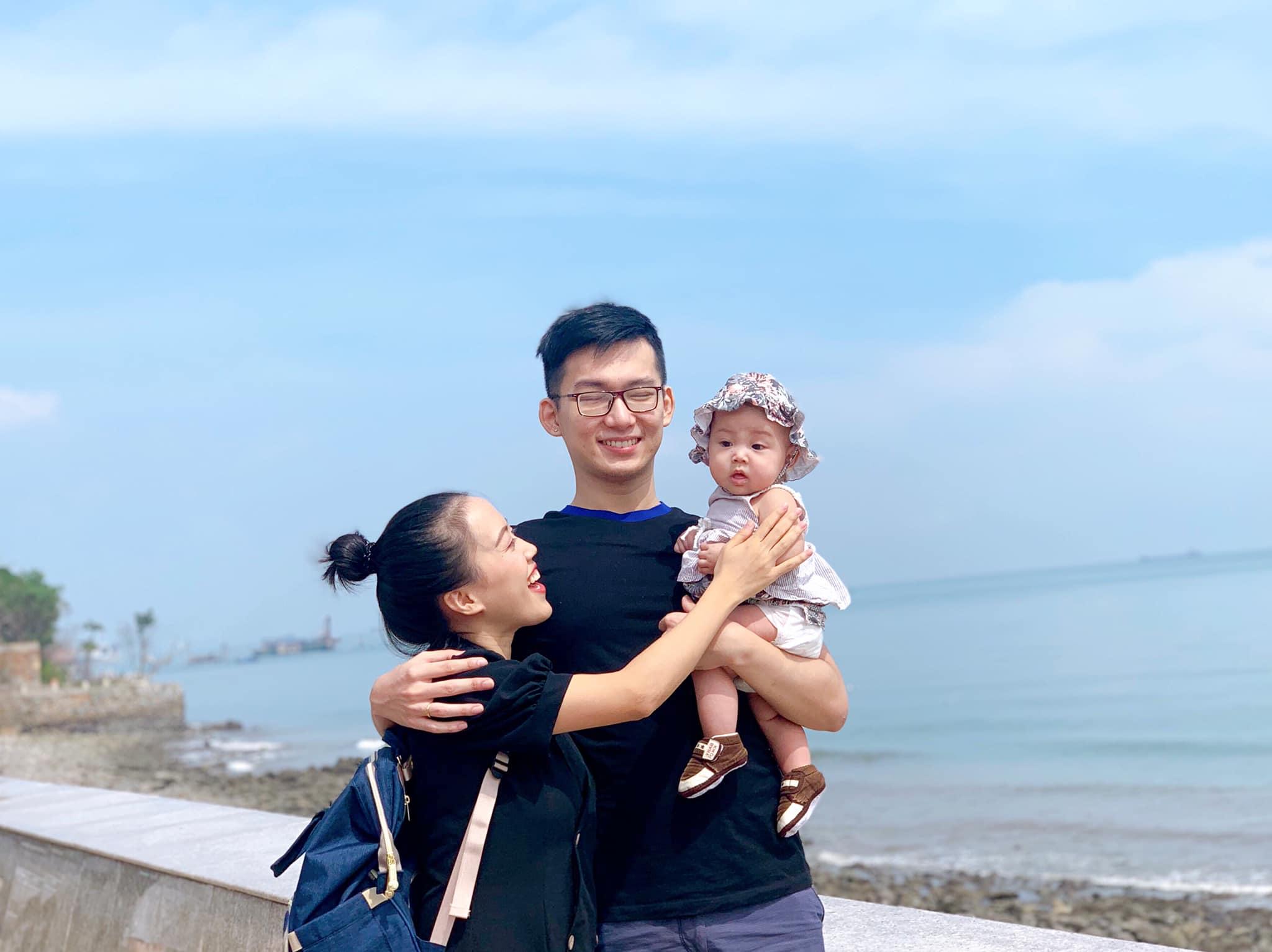 Hình ảnh youtuber Ngyyelling hạnh phúc bên vợ và con gái