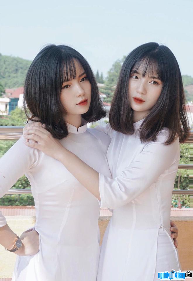 Twin sisters Thanh Nga and Thanh Hang