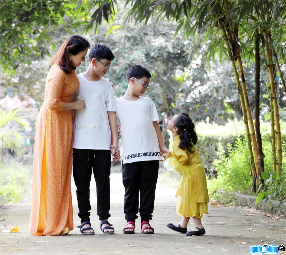  Picture of MC Xuan Hieu happy with his children