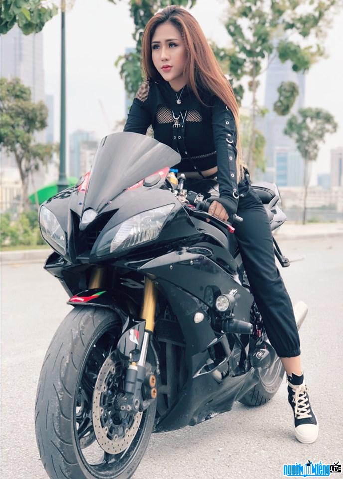  Image of singer Huynh Ai Vy cool poses with large delivery vans