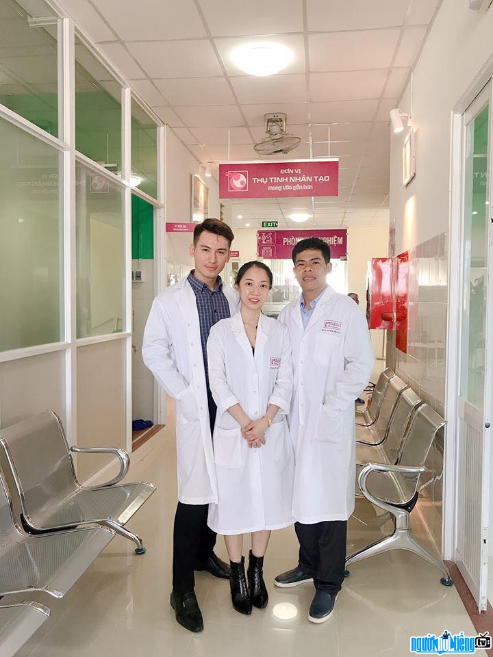  Vo Tien and his colleagues at the hospital