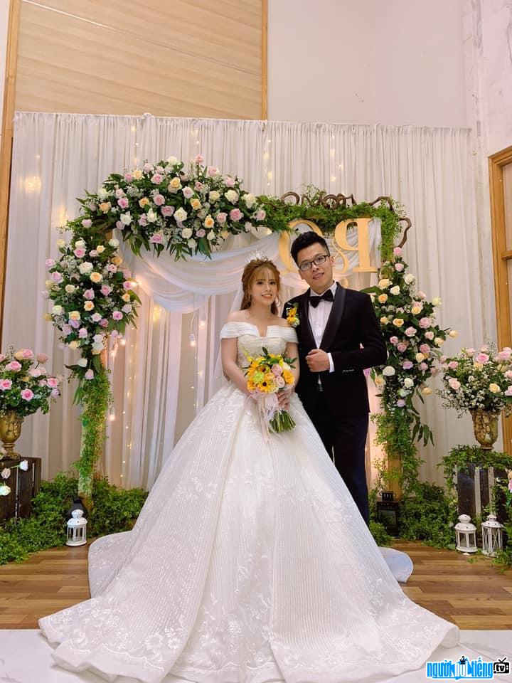 Trau TV streamer's wedding photo