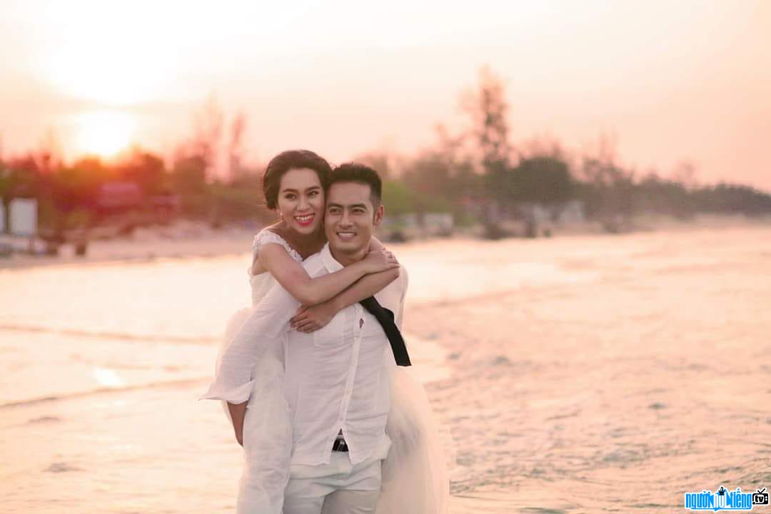 Bức ảnh diễn viên Ngô Long Hồ hạnh phúc bên vợ