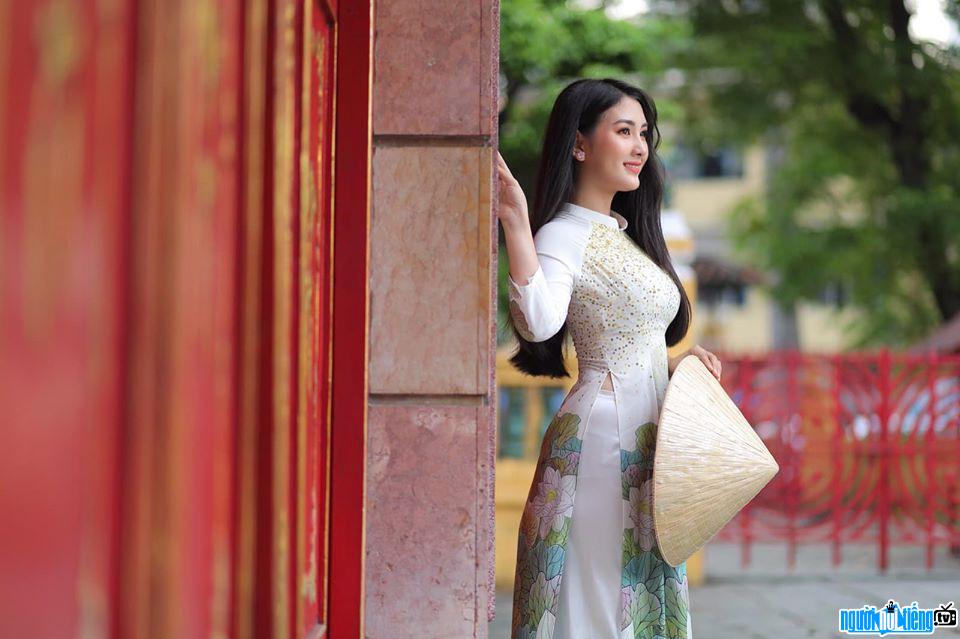 Hình ảnh Lan Anh xinh đẹp dịu dàng với áo dài truyền thống