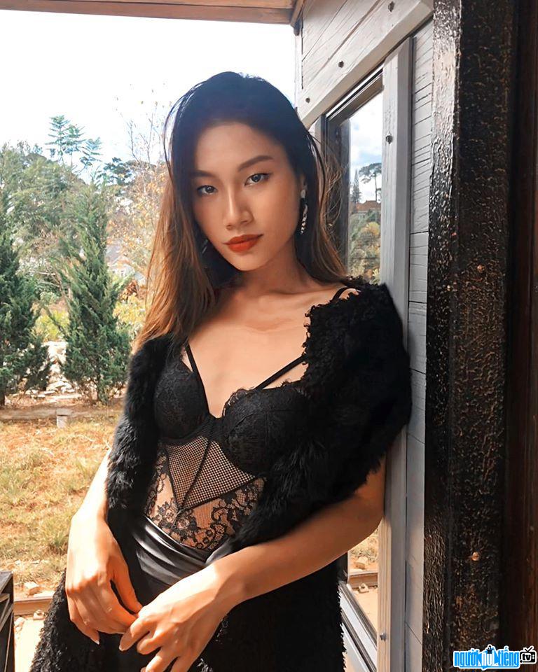  Quynh Nhu shows off her hot and sexy body