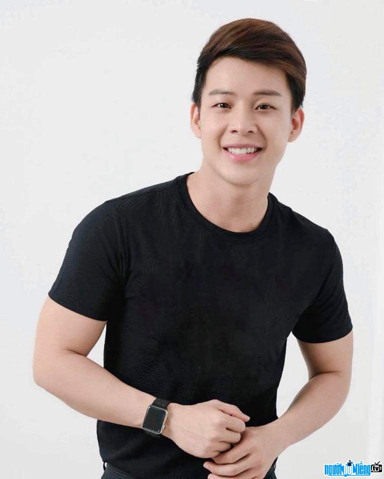Image of handsome Thanh Tu with a sunny smile