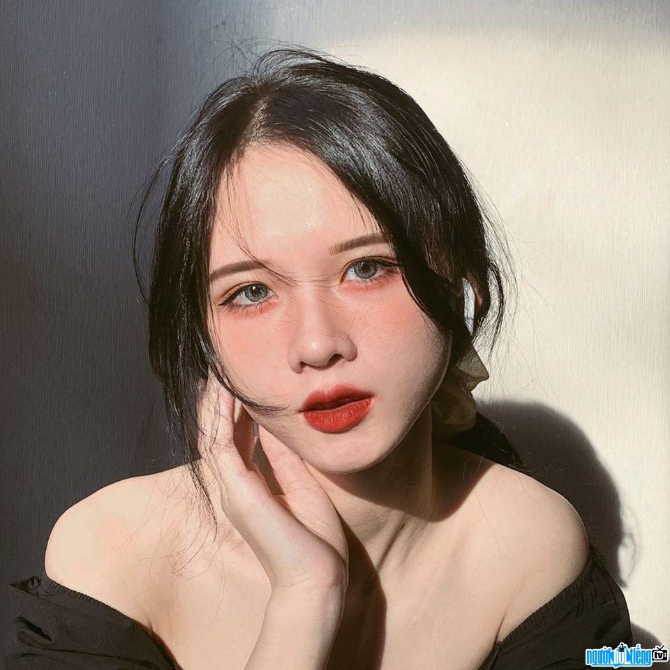 Cận cảnh gương mặt xinh đẹp của người mẫu ảnh Ngọc Minh