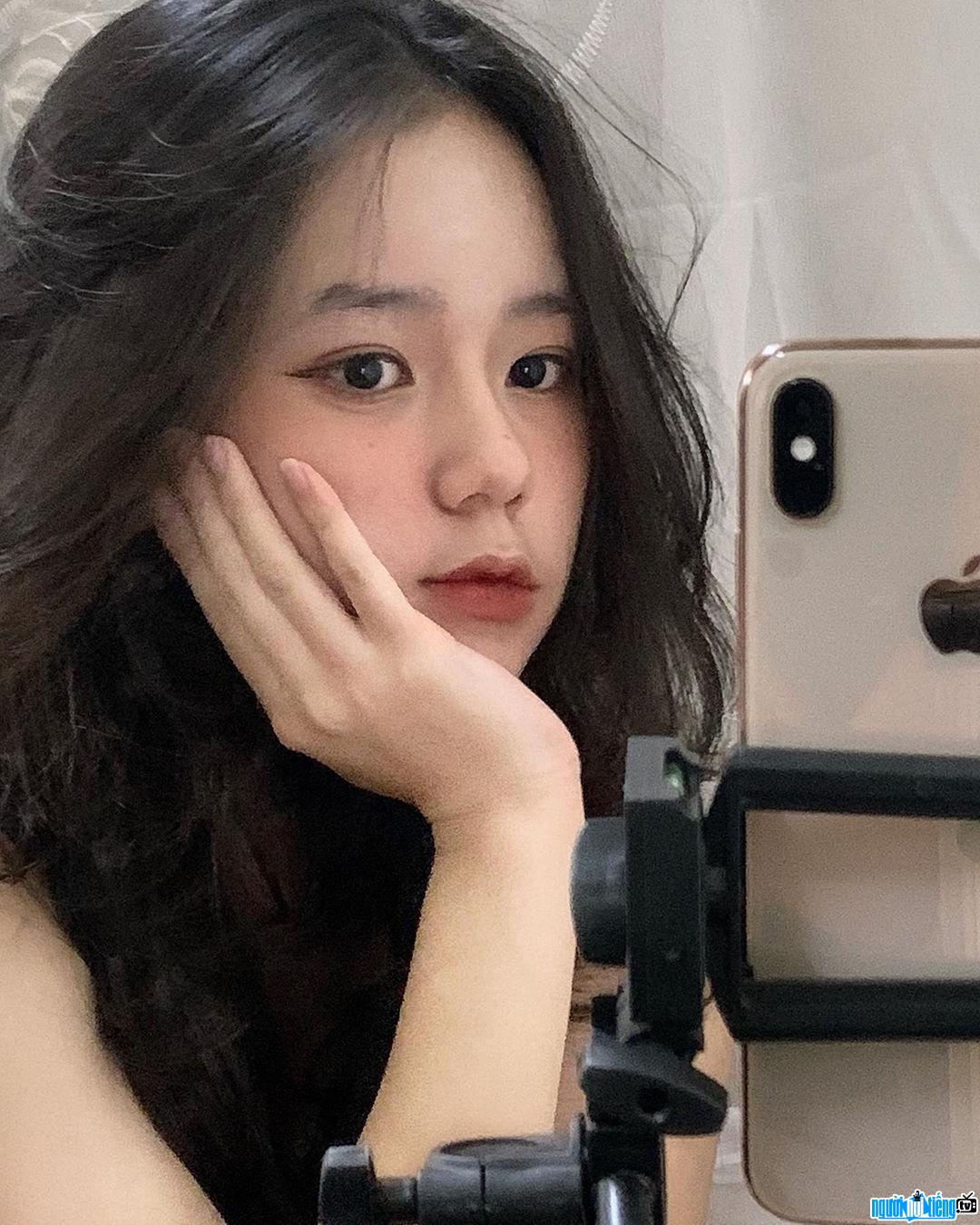 Cận cảnh gương mặt xinh đẹp của Khánh Linh