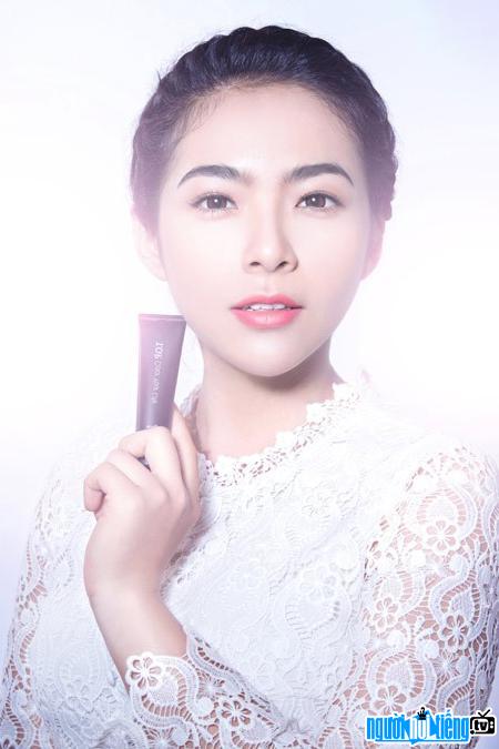 Picture of actress Phuong Khanh in a cosmetic advertisement