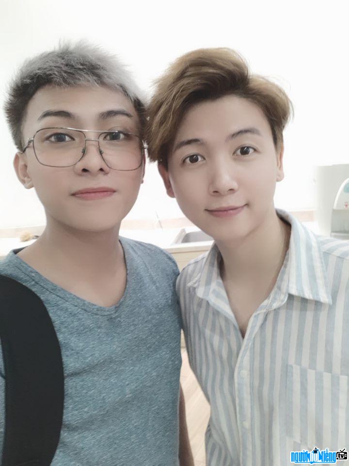 Image of hot boy Bui Tuan Anh and a friend