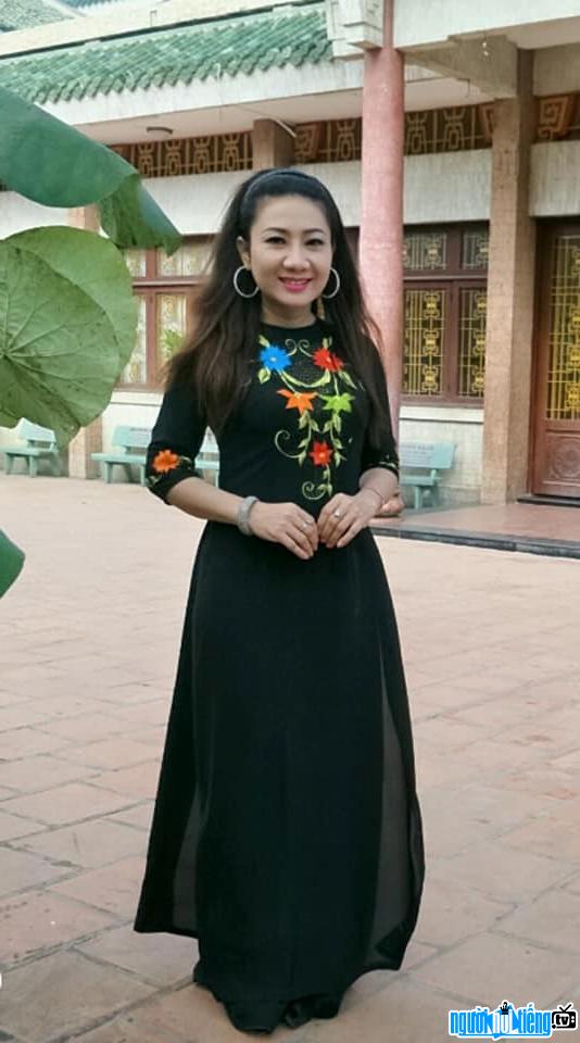  Singer Thuy Ha is beautiful with a sunny smile