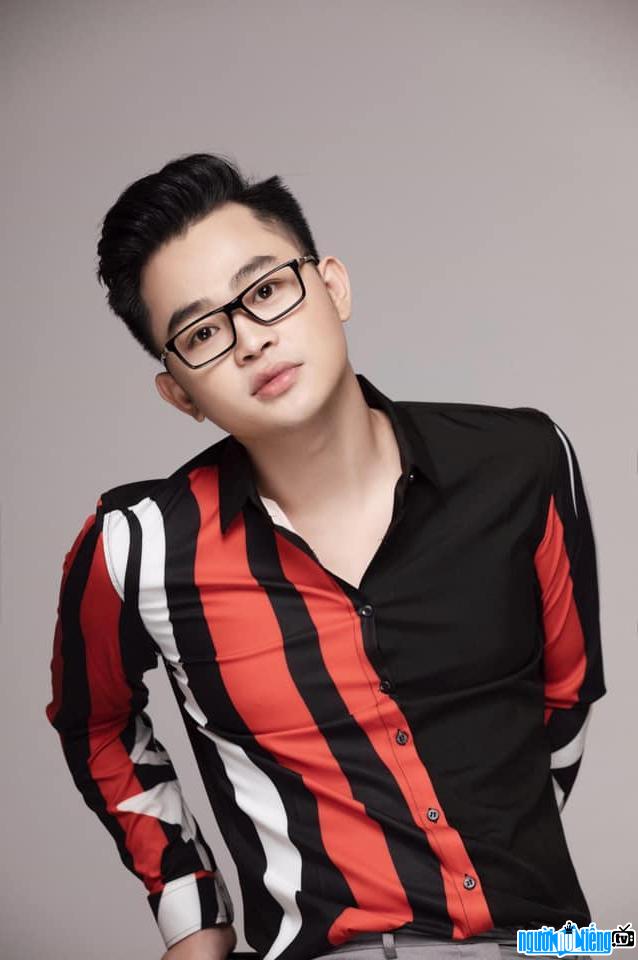 Nguyen Son Khanh is a young singer being loved by young people