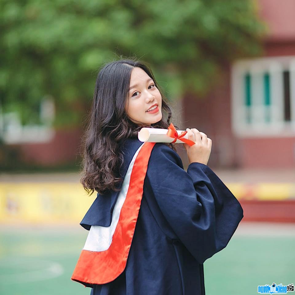  beautiful Thu Ha on graduation day