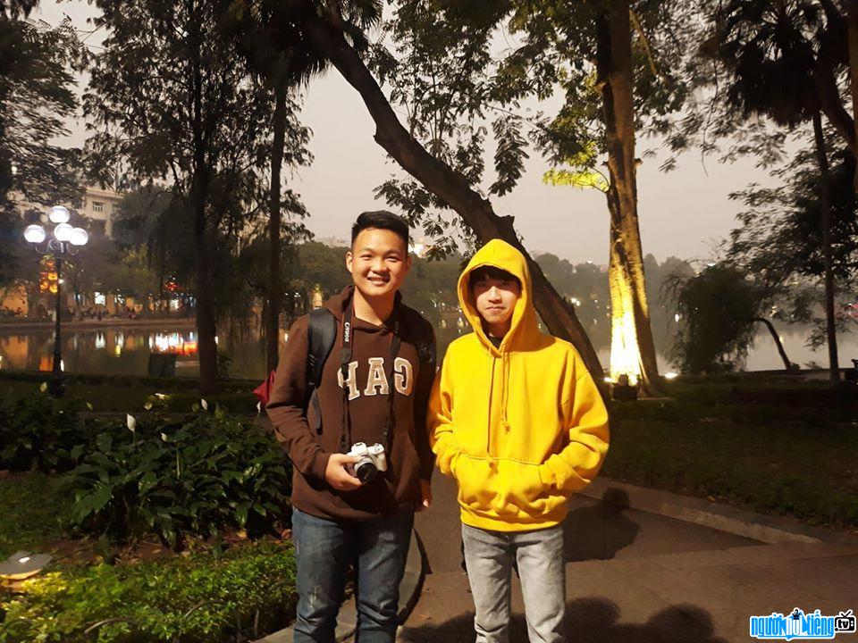  Tuan Phi (yellow shirt) taken with Viet Hoang