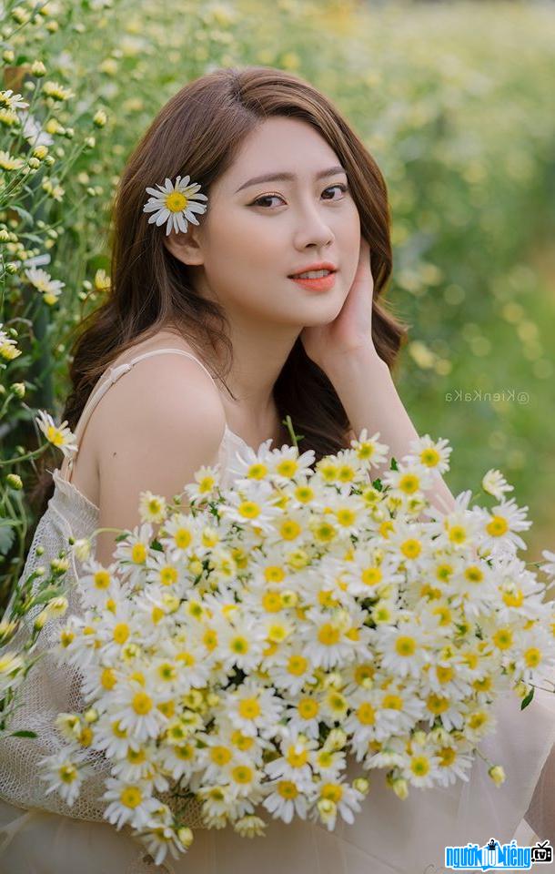  beautiful Huyen Trang with chrysanthemum flowers