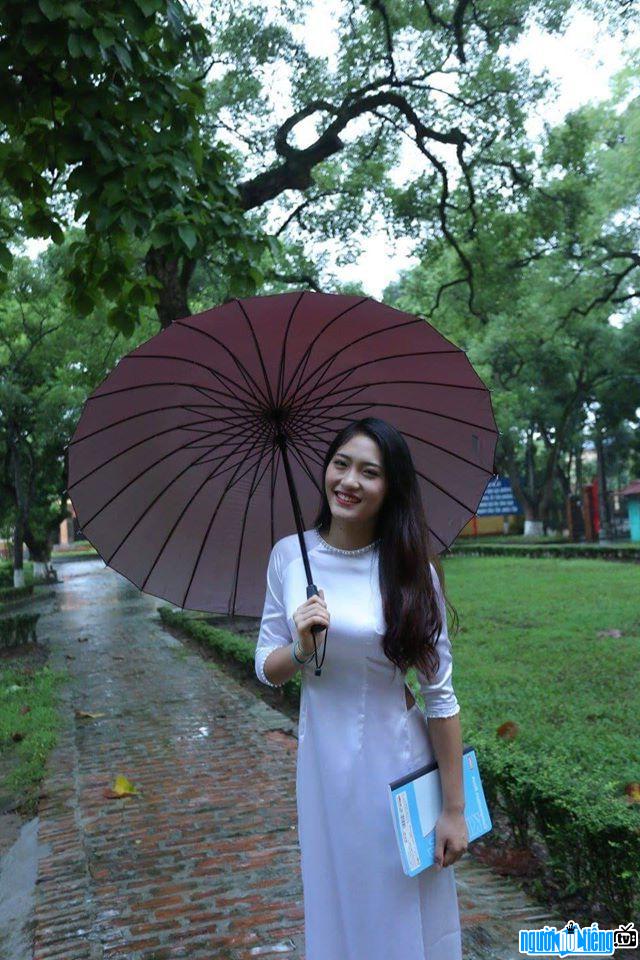 Hình ảnh VĐV bóng chuyền Trần Việt Hương xinh đẹp với áo dài trắng