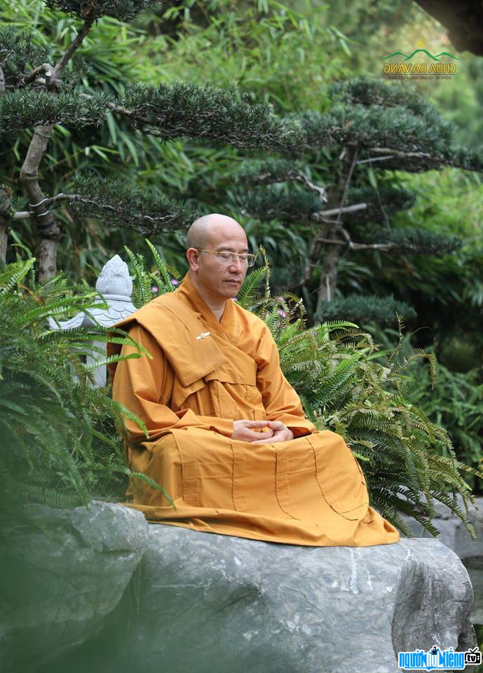  Master Thich Truc Thai Minh is meditating