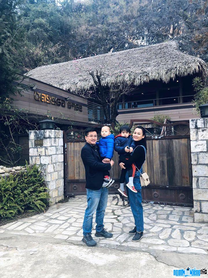 A photo of actor Huyen Sam happy with his family