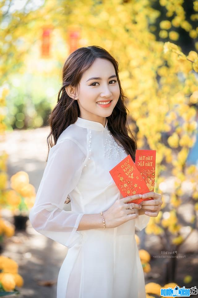  beautiful Tieu Nhi with a sunny smile