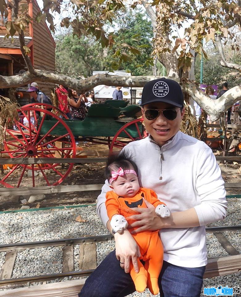 Picture of singer Pham Si Phu and his daughter