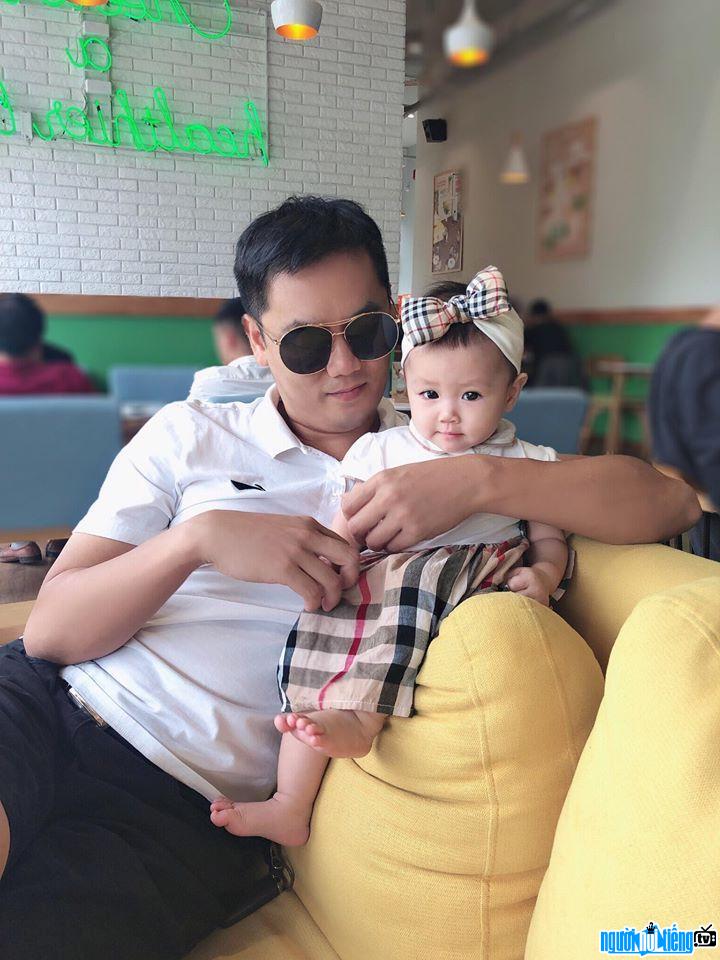  Picture of actor Dong Thanh Binh with his daughter