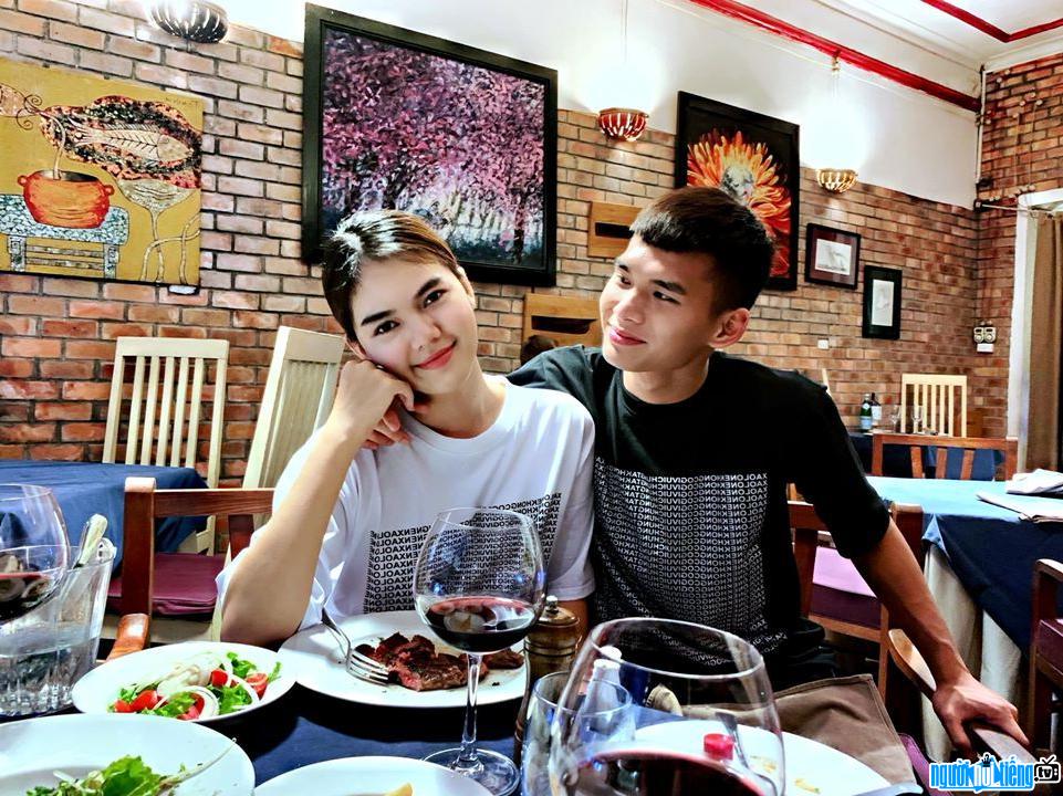 Le Thanh Phong is happy with his beautiful girlfriend