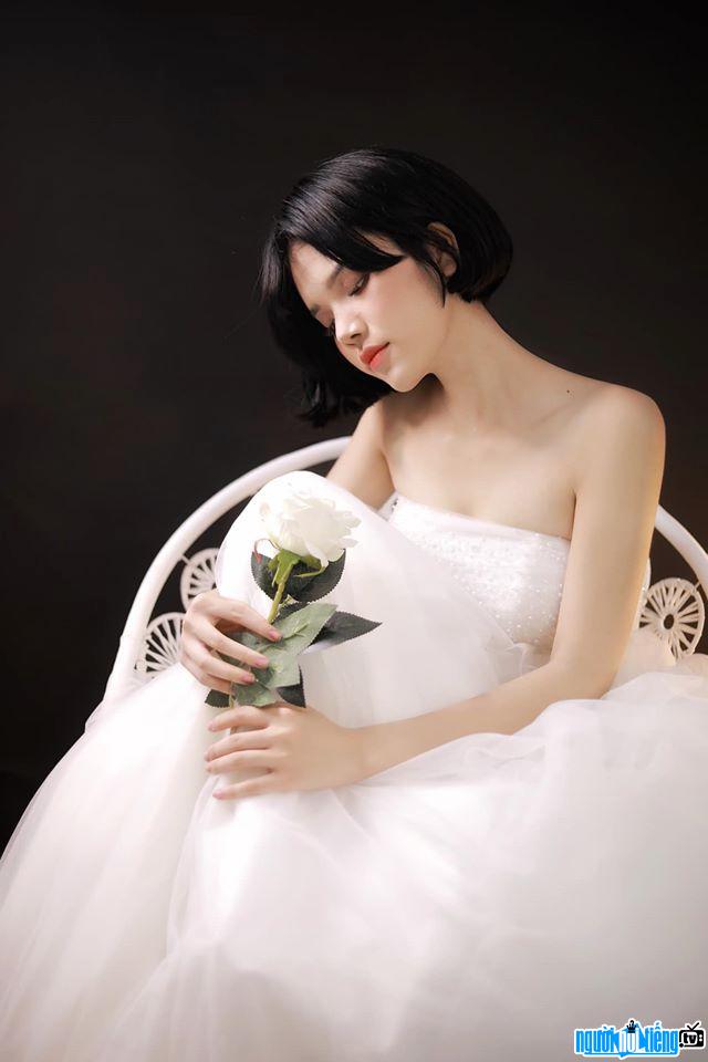Quỳnh Trang xinh đẹp trong chiếc đàm cưới