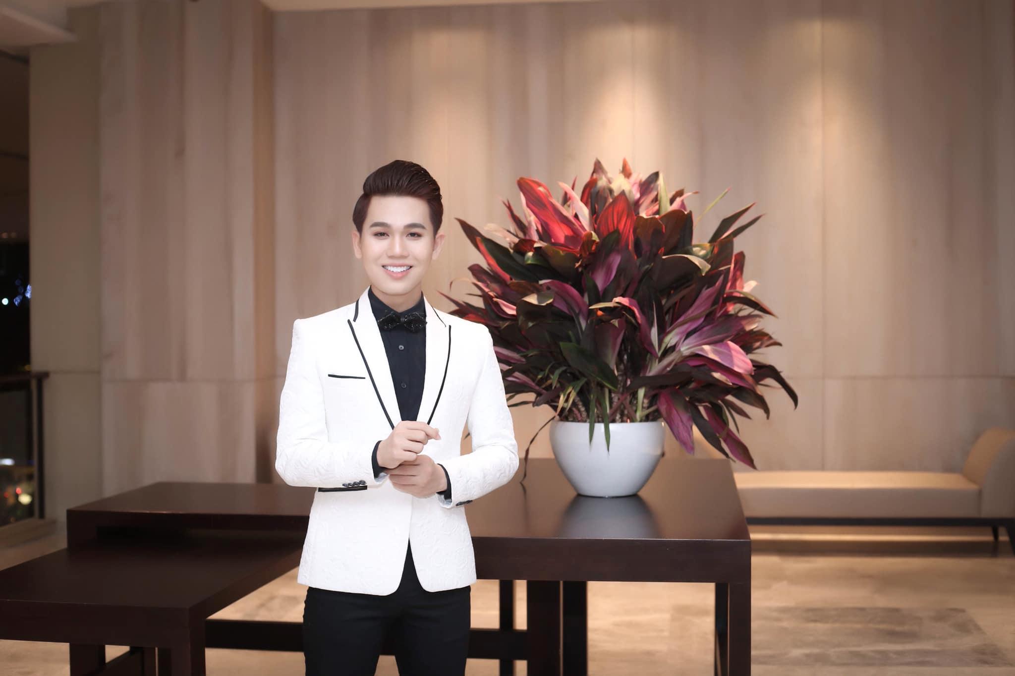 Hình ảnh MC Cao Tùng Minh lịch lãm với veston