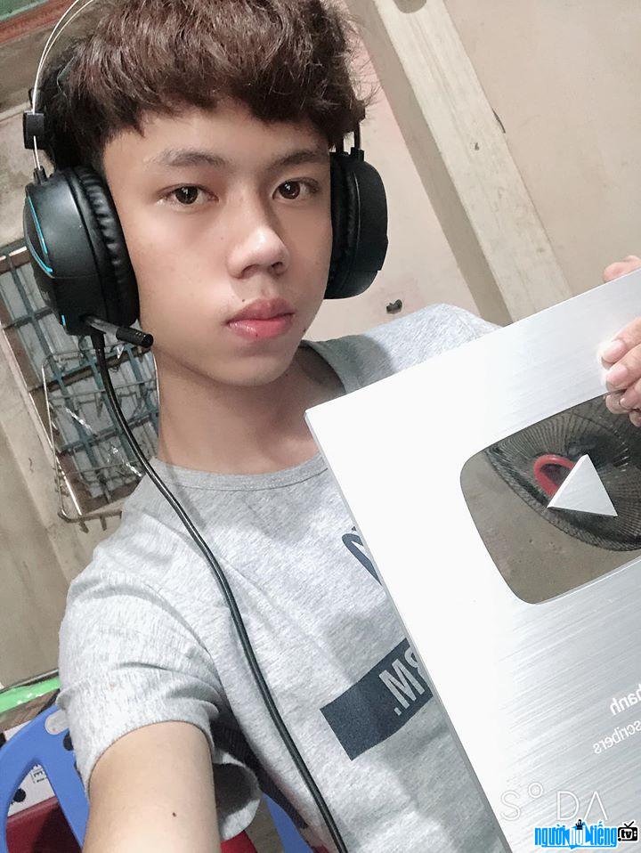  Tuan Xinh Gai with silver youtube button