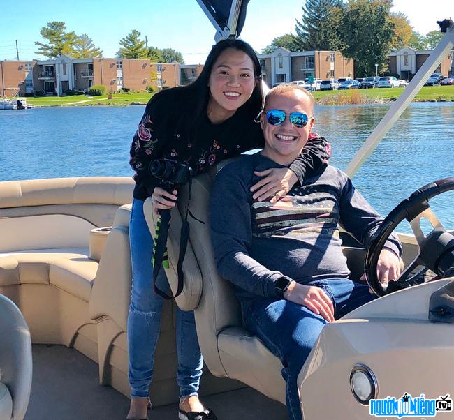  Youtuber Ngoc Huynh is happy with her husband