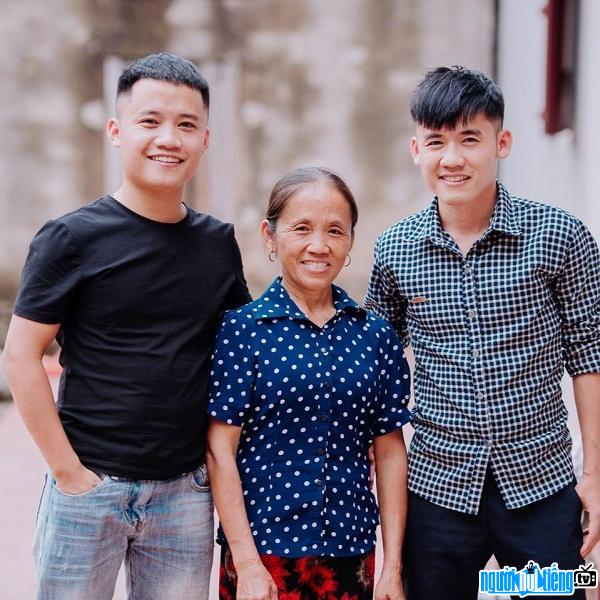  Youtuber After Troll with his famous mother and brother