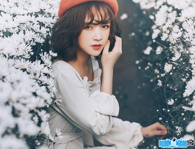 Photo model Thanh Hai is gentle with daisies