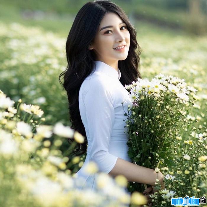  Actress Kieu Yen Ngoc is fragile with daisies