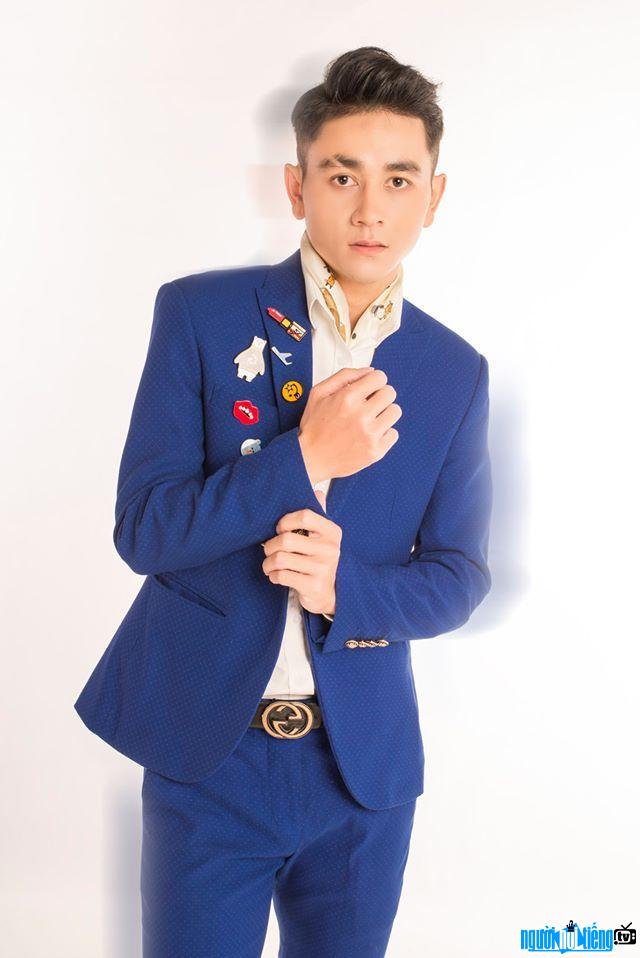  Tay Giang is handsome and elegant