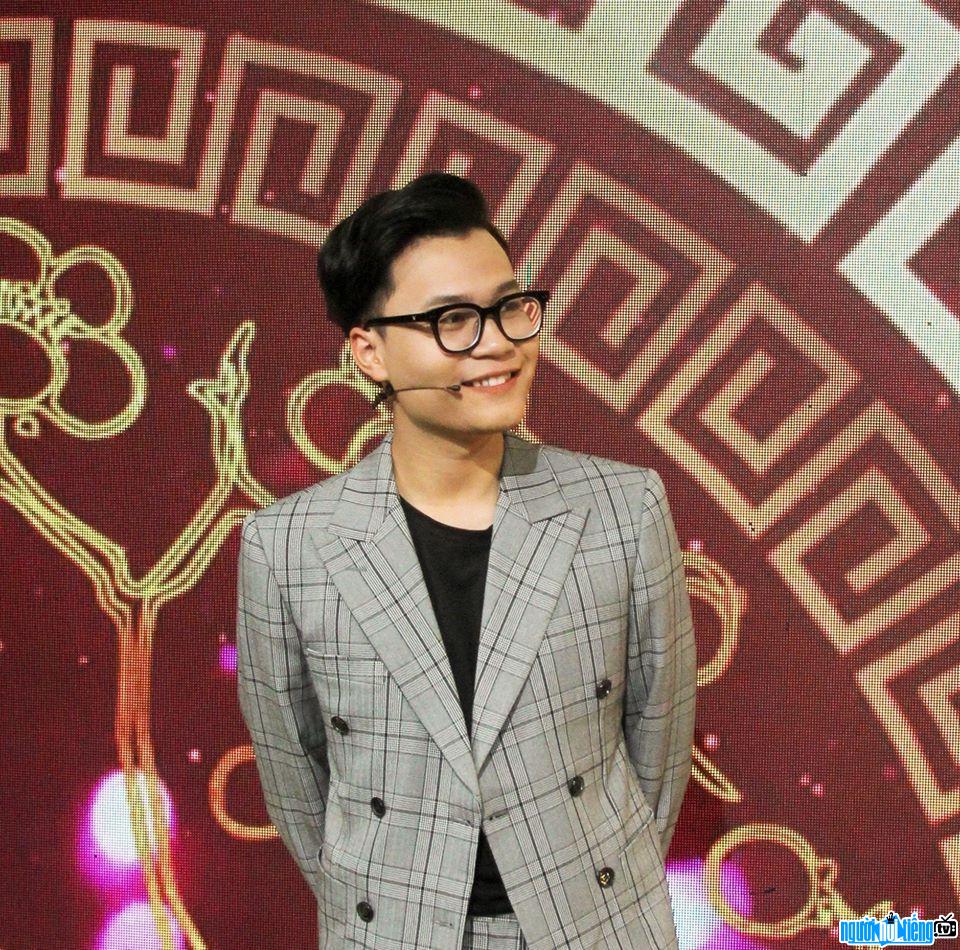  MC Hai Son is charming when hosting the program