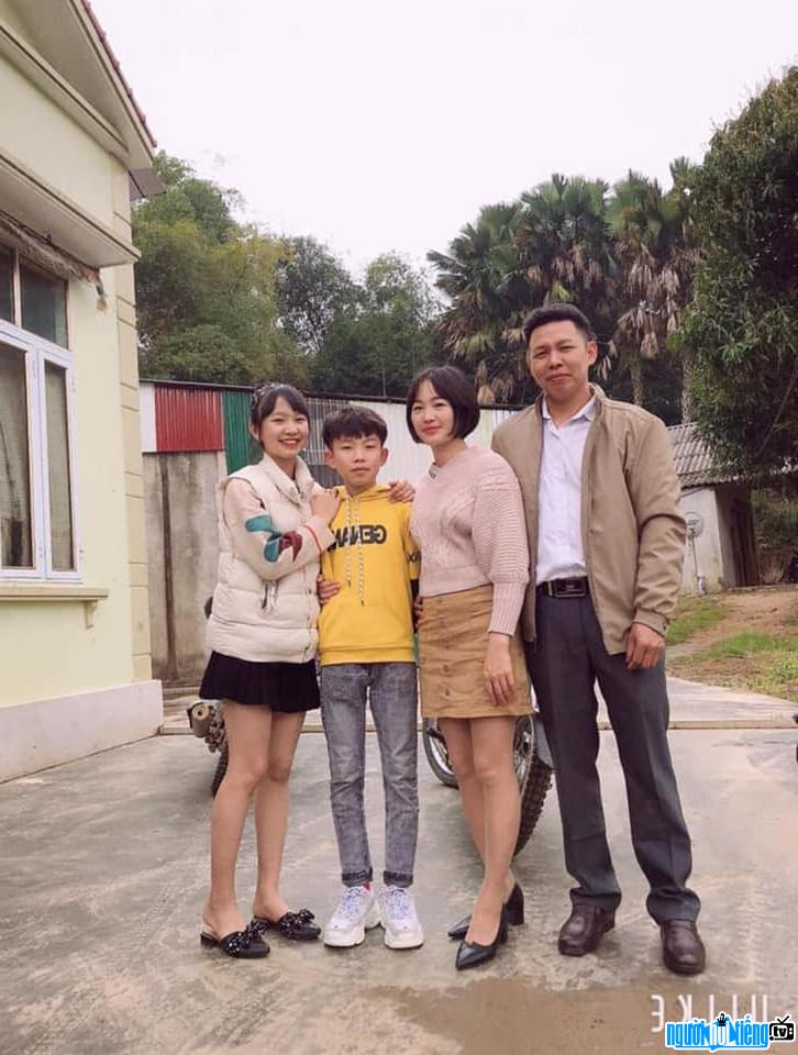  Nhu Huu took pictures with her family