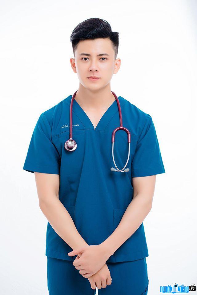  handsome Quang Lam in a doctor's costume