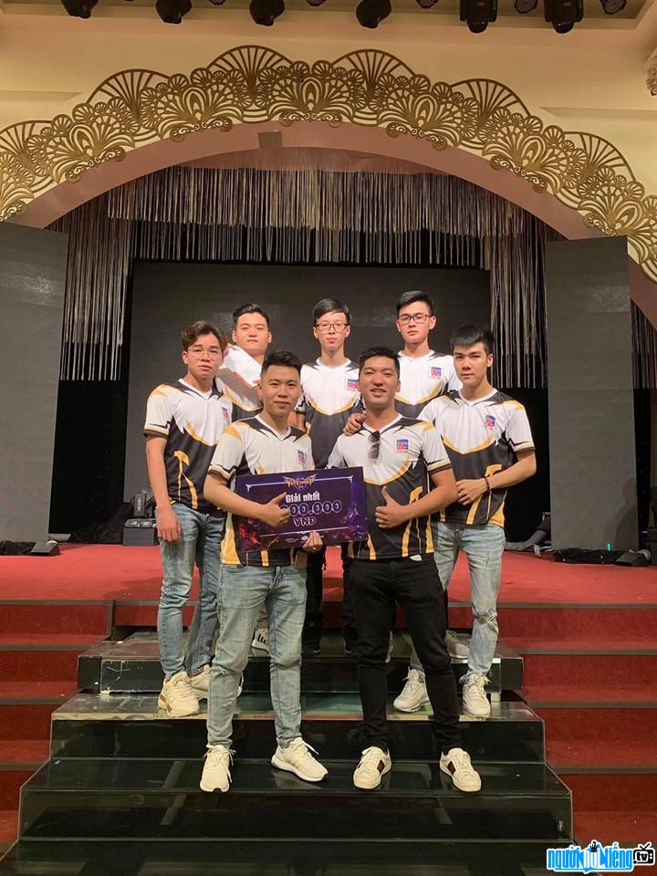  Nhat Quat won the first prize with his teammates