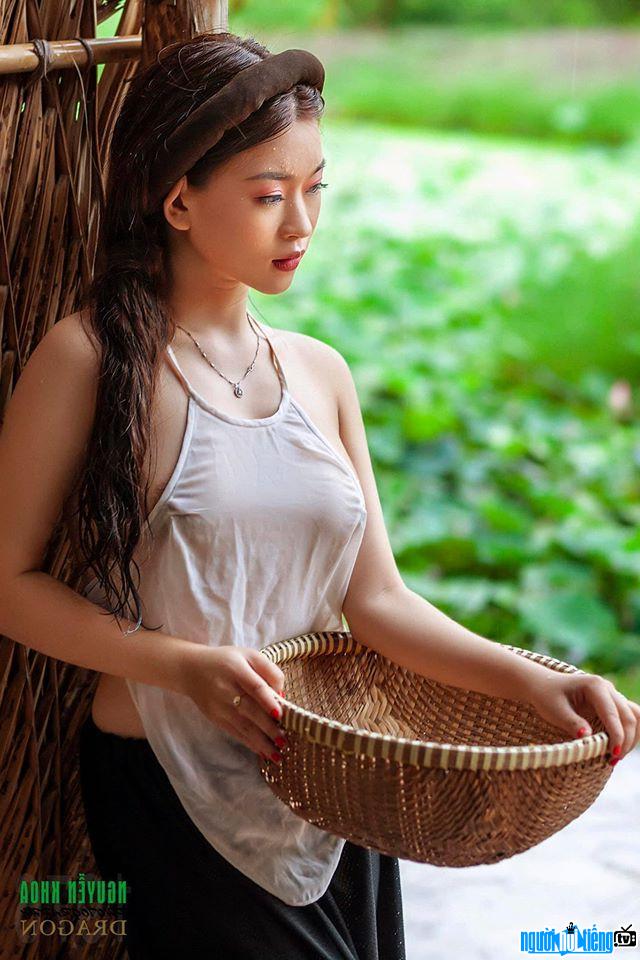  Beautiful and charming image of Tieu Uyen in a camisole