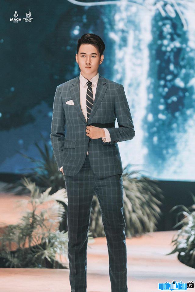  Duong Thanh Long is handsome and elegant