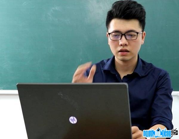  Famous teacher Linh Cani teaches English online