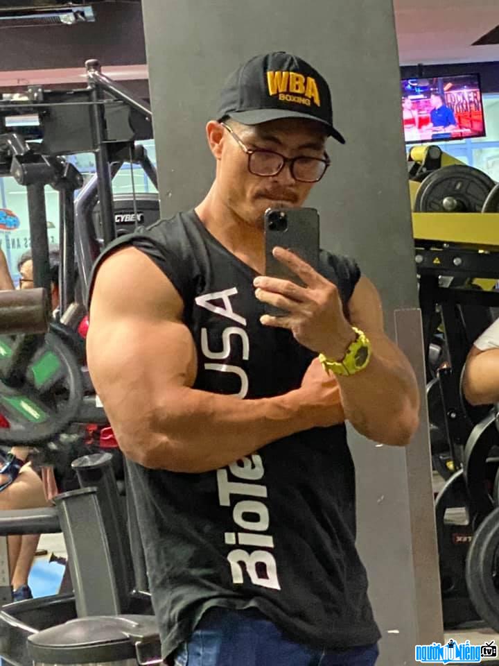  Phan Bao Long showing off his muscular beauty